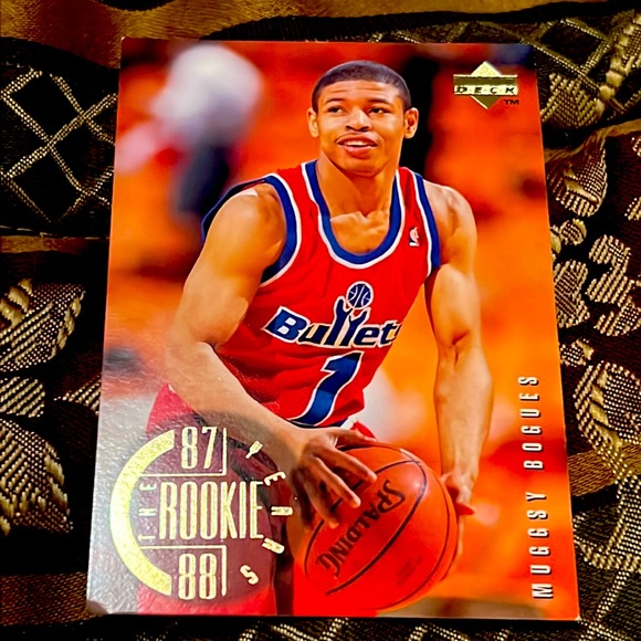 🏀MUGGSY BOGUES VTG VG RARE BASKETBALL CARD 1995 COLLECTORS DREAM!! - Picture 1 of 2